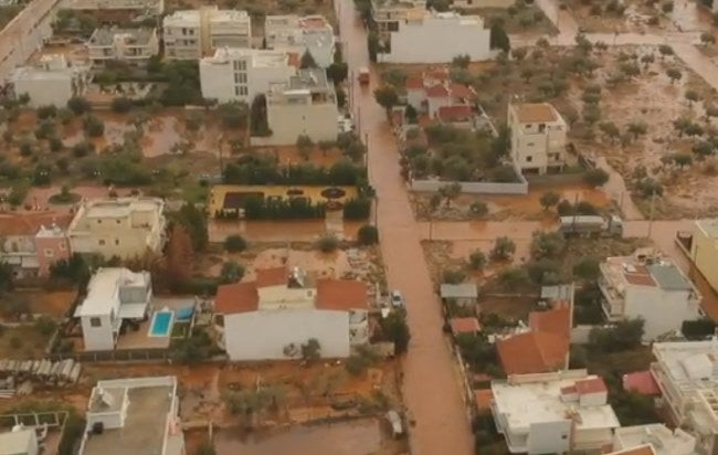Συγκλονιστικές εικόνες καταστροφής στην Ελευσίνα – Ο θανατηφόρος κόκκινος χείμαρρος σαρώνει τα πάντα [vid]